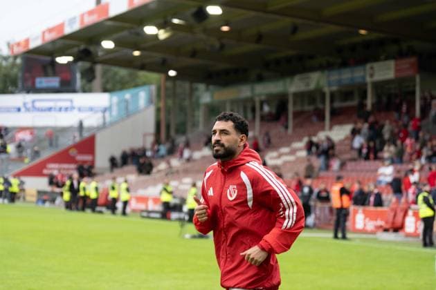 20.09.2026: Fußball: Energie Cottbus - FC St. Pauli, 6. Spieltag der 2. Bundesliga im LEAG Energie Stadion Tolcay Cigerci (Energie Cottbus, 10) mit Daumen Hoch in Richtung Cottbus Fanblock nach Abpfiff WICHTIGER HINWEIS: Gemäß den Vorgaben der DFL und des DFB ist es untersagt, in dem Stadion und oder vom Spiel angefertigte Fotoaufnahmen in Form von Sequenzbildern und oder videoähnlichen Fotostrecken zu verwerten bzw. verwerten zu lassen. Copyright: xJamesxZabelx