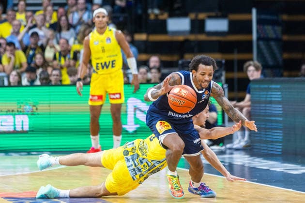 Oldenburg, Niedersachsen, DEU, 20.09.2026, DeLonnie Hunt (links, Syntainics MBC) und Zachary Ensminger (rechts, EWE Baskets Oldenburg). EWE Baskets Oldenburg vs. Syntainics MBC. Basketball. 1. Basketball-Bundesliga Saison 2026 2027, 1. Spieltag, Grosse EWE Arena. EWE Baskets Oldenburg vs. Syntainics MBC Weißenfels