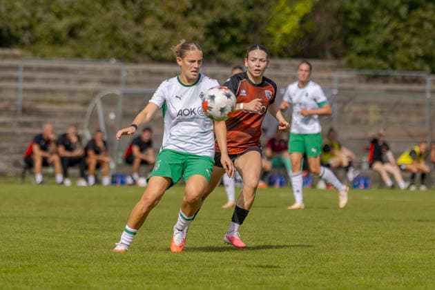 Ingolstadt, Deutschland 20. September 2026: 2. BL Frauen - 2026 2027 - Sp. 7 - FC Ingolstadt 04 gegen Borussia Mönchengladbach Im Bild: v. li. im Zweikampf Marlene Deyß Deyss (BMG) und Paula Vidovic (FCI) DFL DFB regulations prohibit any use of photographs as image sequences and or quasi-video ESV-Stadion Bayern Copyright: xFotostandx xSchäferx