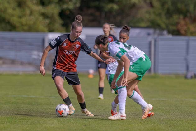 Ingolstadt, Deutschland 20. September 2026: 2. BL Frauen - 2026 2027 - Sp. 7 - FC Ingolstadt 04 gegen Borussia Mönchengladbach Im Bild: v. li. im Zweikampf Emma Kusch (FCI) und Brianna Fee (BMG) DFL DFB regulations prohibit any use of photographs as image sequences and or quasi-video ESV-Stadion Bayern Copyright: xFotostandx xSchäferx