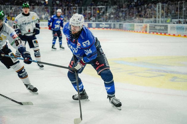20.09.2026, xwppx, Eishockey Penny DEL, Adler Mannheim - Eisbären Berlin v.l. Torr durch Tom Kühnhackl (Adler Mannheim)