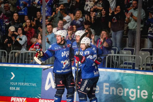 20.09.2026, xwppx, Eishockey Penny DEL, Adler Mannheim - Eisbären Berlin v.l. Jubel nach Tor durch Tom Kühnhackl (Adler Mannheim)
