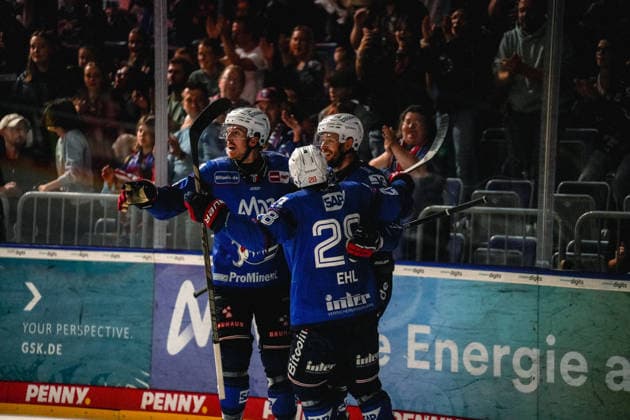 20.09.2026, xwppx, Eishockey Penny DEL, Adler Mannheim - Eisbären Berlin v.l. Jubel nach Tor durch Tom Kühnhackl (Adler Mannheim)