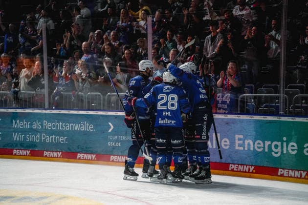 20.09.2026, xwppx, Eishockey Penny DEL, Adler Mannheim - Eisbären Berlin v.l. Jubel nach Tor durch Tom Kühnhackl (Adler Mannheim)