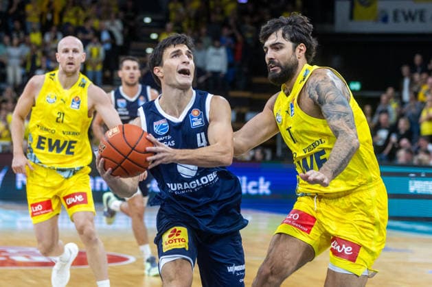 Oldenburg, Niedersachsen, DEU, 20.09.2026, Vuk Radojicic (links, Syntainics MBC) und Marcel Keßen (rechts, EWE Baskets Oldenburg). EWE Baskets Oldenburg vs. Syntainics MBC. Basketball. 1. Basketball-Bundesliga Saison 2026 2027, 1. Spieltag, Grosse EWE Arena. EWE Baskets Oldenburg vs. Syntainics MBC Weißenfels