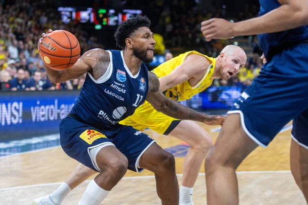 Oldenburg, Niedersachsen, DEU, 20.09.2026, Anthony Gaines (links, Syntainics MBC) und Seth Hinrichs (rechts, EWE Baskets Oldenburg). EWE Baskets Oldenburg vs. Syntainics MBC. Basketball. 1. Basketball-Bundesliga Saison 2026 2027, 1. Spieltag, Grosse EWE Arena. EWE Baskets Oldenburg vs. Syntainics MBC Weißenfels
