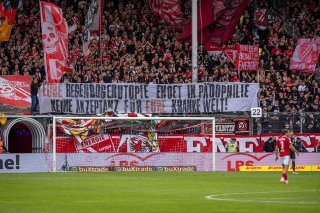 20.09.2026: Fußball: Energie Cottbus - FC St. Pauli, 6. Spieltag der 2. Bundesliga im LEAG Energie Stadion Banner Eure Regenbogenutopie endet in Pädophilie. Keine Akzeptanz für eure kranke Welt. WICHTIGER HINWEIS: Gemäß den Vorgaben der DFL und des DFB ist es untersagt, in dem Stadion und oder vom Spiel angefertigte Fotoaufnahmen in Form von Sequenzbildern und oder videoähnlichen Fotostrecken zu verwerten bzw. verwerten zu lassen. Copyright: xJamesxZabelx