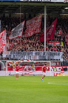 20.09.2026: Fußball: Energie Cottbus - FC St. Pauli, 6. Spieltag der 2. Bundesliga im LEAG Energie Stadion Banner Eure Regenbogenutopie endet in Pädophilie. Keine Akzeptanz für eure kranke Welt. WICHTIGER HINWEIS: Gemäß den Vorgaben der DFL und des DFB ist es untersagt, in dem Stadion und oder vom Spiel angefertigte Fotoaufnahmen in Form von Sequenzbildern und oder videoähnlichen Fotostrecken zu verwerten bzw. verwerten zu lassen. Copyright: xJamesxZabelx