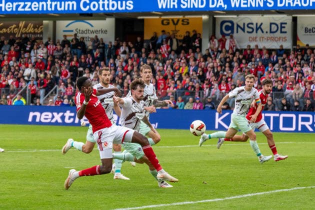 20.09.2026: Fußball: Energie Cottbus - FC St. Pauli, 6. Spieltag der 2. Bundesliga im LEAG Energie Stadion King Manu (Energie Cottbus, 2) VS Connor Metcalfe (FC St. Pauli, 24) WICHTIGER HINWEIS: Gemäß den Vorgaben der DFL und des DFB ist es untersagt, in dem Stadion und oder vom Spiel angefertigte Fotoaufnahmen in Form von Sequenzbildern und oder videoähnlichen Fotostrecken zu verwerten bzw. verwerten zu lassen. Copyright: xJamesxZabelx