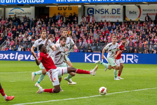 20.09.2026: Fußball: Energie Cottbus - FC St. Pauli, 6. Spieltag der 2. Bundesliga im LEAG Energie Stadion King Manu (Energie Cottbus, 2) VS Connor Metcalfe (FC St. Pauli, 24) WICHTIGER HINWEIS: Gemäß den Vorgaben der DFL und des DFB ist es untersagt, in dem Stadion und oder vom Spiel angefertigte Fotoaufnahmen in Form von Sequenzbildern und oder videoähnlichen Fotostrecken zu verwerten bzw. verwerten zu lassen. Copyright: xJamesxZabelx