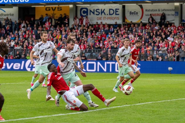 20.09.2026: Fußball: Energie Cottbus - FC St. Pauli, 6. Spieltag der 2. Bundesliga im LEAG Energie Stadion King Manu (Energie Cottbus, 2) VS Connor Metcalfe (FC St. Pauli, 24) WICHTIGER HINWEIS: Gemäß den Vorgaben der DFL und des DFB ist es untersagt, in dem Stadion und oder vom Spiel angefertigte Fotoaufnahmen in Form von Sequenzbildern und oder videoähnlichen Fotostrecken zu verwerten bzw. verwerten zu lassen. Copyright: xJamesxZabelx