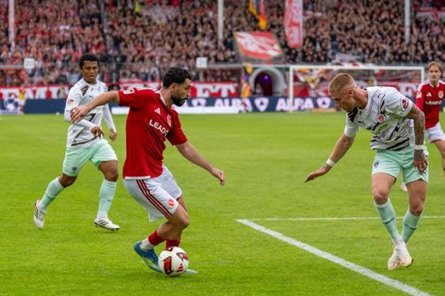 20.09.2026: Fußball: Energie Cottbus - FC St. Pauli, 6. Spieltag der 2. Bundesliga im LEAG Energie Stadion Tolcay Cigerci (Energie Cottbus, 10) VS Louis Oppie (FC St. Pauli, 23) WICHTIGER HINWEIS: Gemäß den Vorgaben der DFL und des DFB ist es untersagt, in dem Stadion und oder vom Spiel angefertigte Fotoaufnahmen in Form von Sequenzbildern und oder videoähnlichen Fotostrecken zu verwerten bzw. verwerten zu lassen. Copyright: xJamesxZabelx