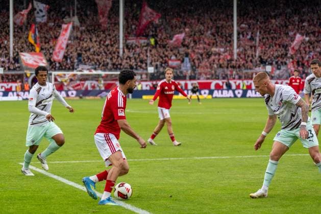 20.09.2026: Fußball: Energie Cottbus - FC St. Pauli, 6. Spieltag der 2. Bundesliga im LEAG Energie Stadion Tolcay Cigerci (Energie Cottbus, 10) VS Louis Oppie (FC St. Pauli, 23) WICHTIGER HINWEIS: Gemäß den Vorgaben der DFL und des DFB ist es untersagt, in dem Stadion und oder vom Spiel angefertigte Fotoaufnahmen in Form von Sequenzbildern und oder videoähnlichen Fotostrecken zu verwerten bzw. verwerten zu lassen. Copyright: xJamesxZabelx