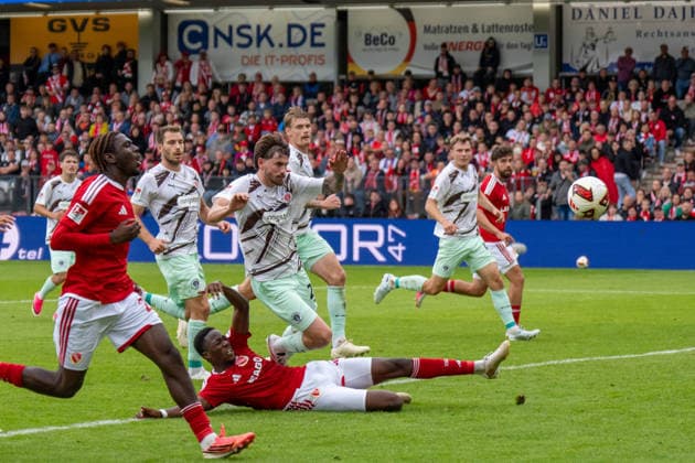 20.09.2026: Fußball: Energie Cottbus - FC St. Pauli, 6. Spieltag der 2. Bundesliga im LEAG Energie Stadion King Manu (Energie Cottbus, 2) VS Connor Metcalfe (FC St. Pauli, 24) WICHTIGER HINWEIS: Gemäß den Vorgaben der DFL und des DFB ist es untersagt, in dem Stadion und oder vom Spiel angefertigte Fotoaufnahmen in Form von Sequenzbildern und oder videoähnlichen Fotostrecken zu verwerten bzw. verwerten zu lassen. Copyright: xJamesxZabelx
