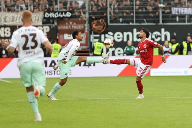 16 Joel Chima Fujita (St. Pauli, l.), 32 Leonardo Bittencourt (Energie Cottbus, r.) Fussball 2. Bundesliga 2026 2027 FC Energie Cottbus - FC St. Pauli
