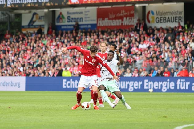 21 Luca Erlein (Energie Cottbus, l.) im Duell mit 9 Abdoulie Ceesay (St. Pauli) Fussball 2. Bundesliga 2026 2027 FC Energie Cottbus - FC St. Pauli