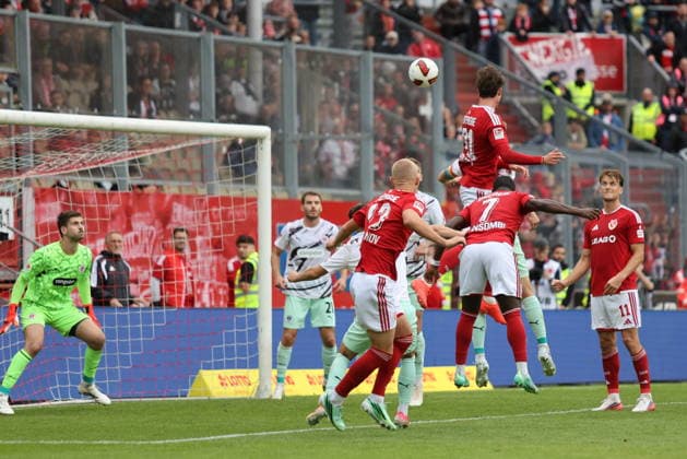 Kopfballchance für 21 Luca Erlein (Energie Cottbus, M.) Fussball 2. Bundesliga 2026 2027 FC Energie Cottbus - FC St. Pauli