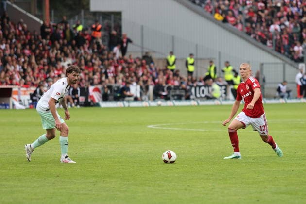 24 Connor Metcalfe (St. Pauli, l.), 13 Dmytro Bogdanov (Energie Cottbus, r.) Fussball 2. Bundesliga 2026 2027 FC Energie Cottbus - FC St. Pauli