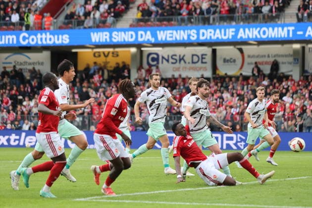 Torchance für 2 King Manu (Energie Cottbus) Fussball 2. Bundesliga 2026 2027 FC Energie Cottbus - FC St. Pauli