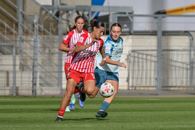 Emma Memminger (SC Freiburg Frauen, 32), Sofie Zdebel (Bayer 04 Leverkusen Frauen, 16) GER, SC Freiburg vs Bayer 04 Leverkusen, Frauen-Fussball, Bundesliga, 5. Spieltag, Saison 2026 2027, 20.09.2026 DFB REGULATIONS PROHIBIT ANY USE OF PHOTOGRAPHS AS IMAGE SEQUENCES AND OR QUASI-VIDEO GER, SC Freiburg vs Bayer 04 Leverkusen, Frauen-Fussball, Bundesliga, 5. Spieltag, Saison 2026 2027, 20.09.2026 Freiburg Copyright: xEibner-Pressefotox EP_THS