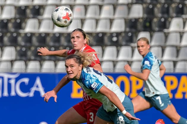 Alina Axtmann (SC Freiburg Frauen, 03), Paulina Tomasiak (Bayer 04 Leverkusen Frauen, 28) im Duell. GER, SC Freiburg vs Bayer 04 Leverkusen, Frauen-Fussball, Bundesliga, 5. Spieltag, Saison 2026 2027, 20.09.2026 DFB REGULATIONS PROHIBIT ANY USE OF PHOTOGRAPHS AS IMAGE SEQUENCES AND OR QUASI-VIDEO GER, SC Freiburg vs Bayer 04 Leverkusen, Frauen-Fussball, Bundesliga, 5. Spieltag, Saison 2026 2027, 20.09.2026 Freiburg Copyright: xEibner-Pressefotox EP_THS
