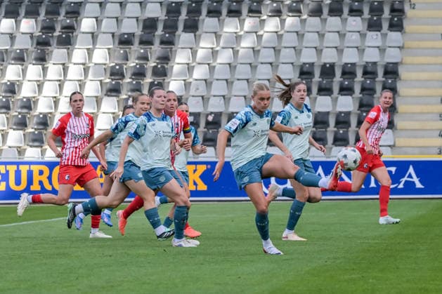 Szene zum Tor zum 1:0 durch eien Querflaeger von Cornelia Kramer (Bayer 04 Leverkusen Frauen, 07) GER, SC Freiburg vs Bayer 04 Leverkusen, Frauen-Fussball, Bundesliga, 5. Spieltag, Saison 2026 2027, 20.09.2026 DFB REGULATIONS PROHIBIT ANY USE OF PHOTOGRAPHS AS IMAGE SEQUENCES AND OR QUASI-VIDEO GER, SC Freiburg vs Bayer 04 Leverkusen, Frauen-Fussball, Bundesliga, 5. Spieltag, Saison 2026 2027, 20.09.2026 Freiburg Copyright: xEibner-Pressefotox EP_THS