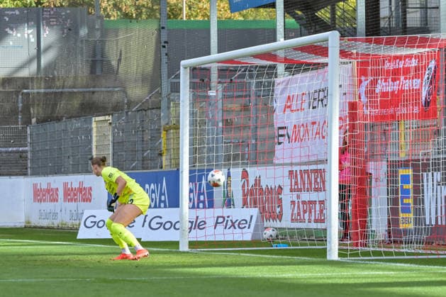 Rafaela Borggraefe (Bayer 04 Leverkusen Frauen, 12) kann den Querschlaeger von Cornelia Kramer (Bayer 04 Leverkusen Frauen, 07) nicht verhindert Szene Tor zum 0:1 GER, SC Freiburg vs Bayer 04 Leverkusen, Frauen-Fussball, Bundesliga, 5. Spieltag, Saison 2026 2027, 20.09.2026 DFB REGULATIONS PROHIBIT ANY USE OF PHOTOGRAPHS AS IMAGE SEQUENCES AND OR QUASI-VIDEO GER, SC Freiburg vs Bayer 04 Leverkusen, Frauen-Fussball, Bundesliga, 5. Spieltag, Saison 2026 2027, 20.09.2026 Freiburg Copyright: xEibner-Pressefotox EP_THS