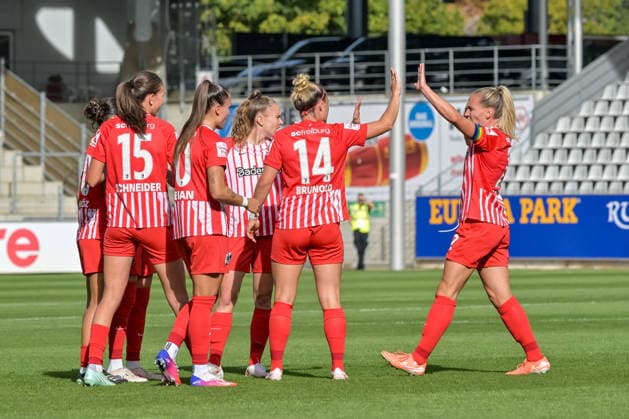 Jubel zum Tor zum 1:0 durch den Treffer vo Cornelia Kramer (Bayer 04 Leverkusen Frauen, 07) Eigentor. GER, SC Freiburg vs Bayer 04 Leverkusen, Frauen-Fussball, Bundesliga, 5. Spieltag, Saison 2026 2027, 20.09.2026 DFB REGULATIONS PROHIBIT ANY USE OF PHOTOGRAPHS AS IMAGE SEQUENCES AND OR QUASI-VIDEO GER, SC Freiburg vs Bayer 04 Leverkusen, Frauen-Fussball, Bundesliga, 5. Spieltag, Saison 2026 2027, 20.09.2026 Freiburg Copyright: xEibner-Pressefotox EP_THS