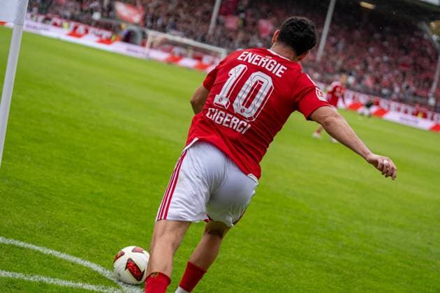 20.09.2026: Fußball: Energie Cottbus - FC St. Pauli, 6. Spieltag der 2. Bundesliga im LEAG Energie Stadion Ecke Tolcay Cigerci (Energie Cottbus, 10) WICHTIGER HINWEIS: Gemäß den Vorgaben der DFL und des DFB ist es untersagt, in dem Stadion und oder vom Spiel angefertigte Fotoaufnahmen in Form von Sequenzbildern und oder videoähnlichen Fotostrecken zu verwerten bzw. verwerten zu lassen. Copyright: xJamesxZabelx