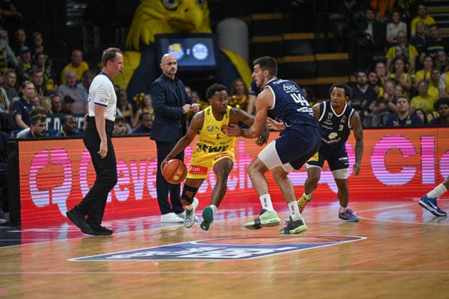 20.09.2026, GER, Basketball, Bundesliga 1.Spieltag, Saison 2026 2027, Oldenburg, EWE Arena, EWE Baskets Oldenburg vs Syntainics MBC Jeremy ROACH ( EWE Baskets Oldenburg 5 ) Jure PLANINIC ( Syntainics MBC 44 ) Oldenburg EWE Arena Niedersachsen Deutschland Copyright: xnordphotoxGmbHx xRojahnx
