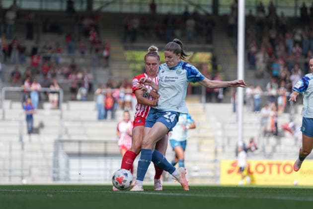 Carina Brunold (SC Freiburg, 14) im Zweikampf mit Lilla Turanyi Lilla Turanyi (Bayer 04 Leverkusen, 24) , Deutschland, Fussball, GooglePixel Frauen-Bundesliga, 5.Spieltag, 2026 2027, SC Freiburg vs. Bayer 04 Leverkusen, 20.09.2026, Dreisamstadion, Freiburg Freiburg Dreisamstadion Baden-Wuerttemberg Deutschland Copyright: xArnexAmbergx
