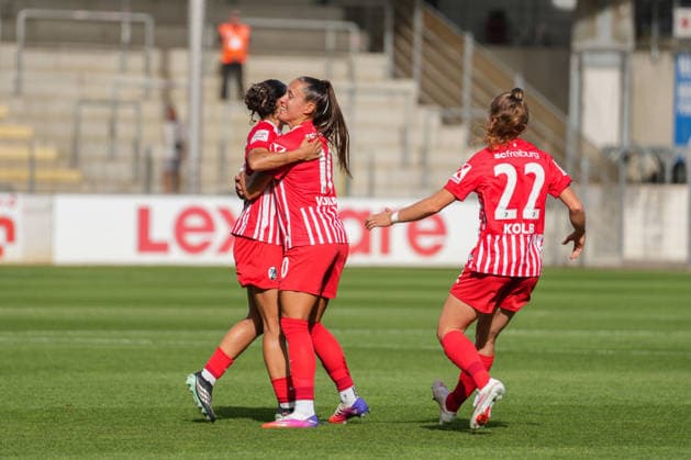 Google Pixel Frauen-Bundesliga: SC Freiburg vs. Bayer 04 Leverkusen, 20.09.2026 Torjubel zum 1:0 durch ein Eigentor Google Pixel Frauen-Bundesliga: SC Freiburg vs. Bayer 04 Leverkusen, Dreisamstadion, 20.09.2026 DFB DFL REGULATIONS PROHIBIT ANY USE OF PHOTOGRAPHS AS IMAGE SEQUENCES AND OR QUASI-VIDEO. Copyright: xBEAUTIFULxSPORTS Boscox