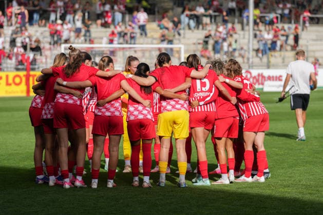 Google Pixel Frauen-Bundesliga: SC Freiburg vs. Bayer 04 Leverkusen, 20.09.2026 Die Freiburger Frauen mit dem Mannschaftskreis vor dem Spiel Google Pixel Frauen-Bundesliga: SC Freiburg vs. Bayer 04 Leverkusen, Dreisamstadion, 20.09.2026 DFB DFL REGULATIONS PROHIBIT ANY USE OF PHOTOGRAPHS AS IMAGE SEQUENCES AND OR QUASI-VIDEO. Copyright: xBEAUTIFULxSPORTS Boscox