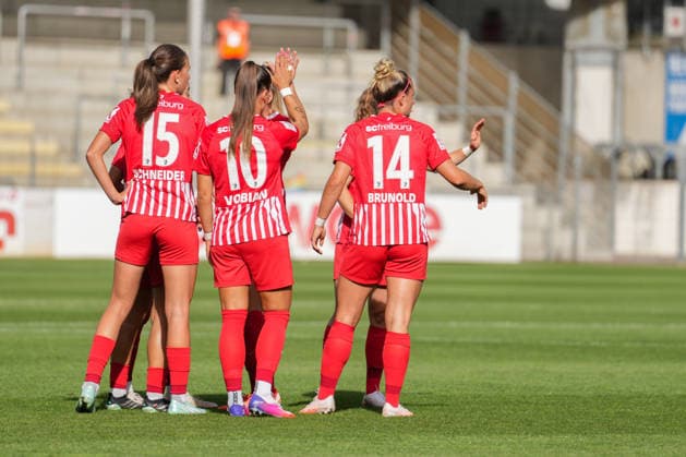 Google Pixel Frauen-Bundesliga: SC Freiburg vs. Bayer 04 Leverkusen, 20.09.2026 Torjubel zum 1:0 durch ein Eigentor Google Pixel Frauen-Bundesliga: SC Freiburg vs. Bayer 04 Leverkusen, Dreisamstadion, 20.09.2026 DFB DFL REGULATIONS PROHIBIT ANY USE OF PHOTOGRAPHS AS IMAGE SEQUENCES AND OR QUASI-VIDEO. Copyright: xBEAUTIFULxSPORTS Boscox