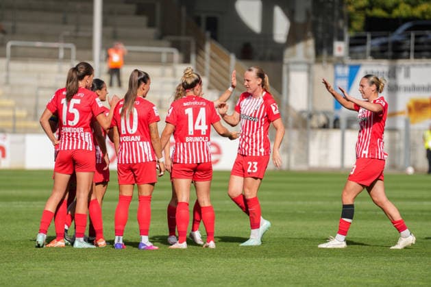 Google Pixel Frauen-Bundesliga: SC Freiburg vs. Bayer 04 Leverkusen, 20.09.2026 Torjubel zum 1:0 durch ein Eigentor Google Pixel Frauen-Bundesliga: SC Freiburg vs. Bayer 04 Leverkusen, Dreisamstadion, 20.09.2026 DFB DFL REGULATIONS PROHIBIT ANY USE OF PHOTOGRAPHS AS IMAGE SEQUENCES AND OR QUASI-VIDEO. Copyright: xBEAUTIFULxSPORTS Boscox