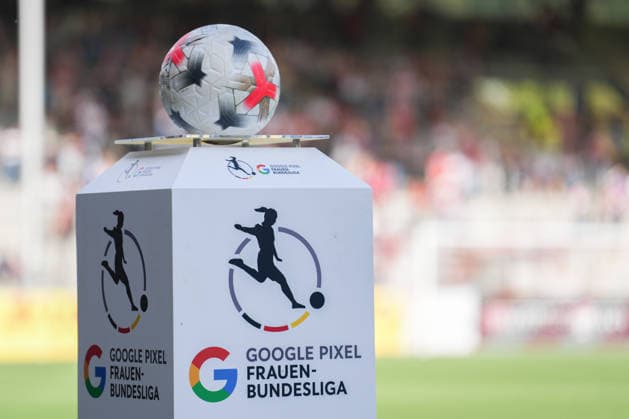 Google Pixel Frauen-Bundesliga: SC Freiburg vs. Bayer 04 Leverkusen, 20.09.2026 Spielball auf dem Podest mit dem Logo der Google Pixel Frauen-Bundesliga Google Pixel Frauen-Bundesliga: SC Freiburg vs. Bayer 04 Leverkusen, Dreisamstadion, 20.09.2026 DFB DFL REGULATIONS PROHIBIT ANY USE OF PHOTOGRAPHS AS IMAGE SEQUENCES AND OR QUASI-VIDEO. Copyright: xBEAUTIFULxSPORTS Boscox
