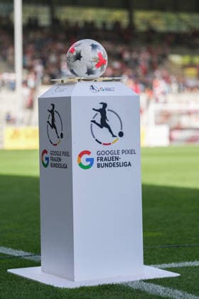 Google Pixel Frauen-Bundesliga: SC Freiburg vs. Bayer 04 Leverkusen, 20.09.2026 Spielball auf dem Podest mit dem Logo der Google Pixel Frauen-Bundesliga Google Pixel Frauen-Bundesliga: SC Freiburg vs. Bayer 04 Leverkusen, Dreisamstadion, 20.09.2026 DFB DFL REGULATIONS PROHIBIT ANY USE OF PHOTOGRAPHS AS IMAGE SEQUENCES AND OR QUASI-VIDEO. Copyright: xBEAUTIFULxSPORTS Boscox