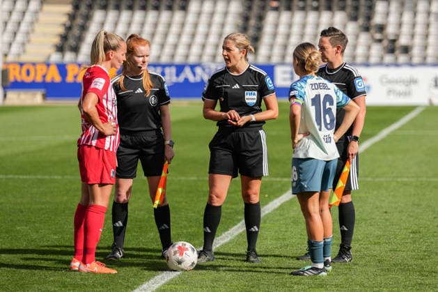 Google Pixel Frauen-Bundesliga: SC Freiburg vs. Bayer 04 Leverkusen, 20.09.2026 Lisa Karl (SC Freiburg, 2), Silke Fritz (Assistentin), Karoline Wacker (Schiedsrichterin), Jana Hegwein (Assistentin) und Sofie Zdebel (Bayer 04 Leverkusen, 16) beim Münzwurf Google Pixel Frauen-Bundesliga: SC Freiburg vs. Bayer 04 Leverkusen, Dreisamstadion, 20.09.2026 DFB DFL REGULATIONS PROHIBIT ANY USE OF PHOTOGRAPHS AS IMAGE SEQUENCES AND OR QUASI-VIDEO. Copyright: xBEAUTIFULxSPORTS Boscox