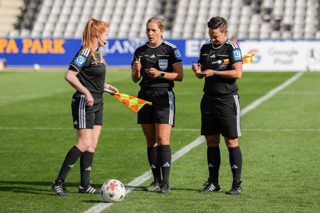 Google Pixel Frauen-Bundesliga: SC Freiburg vs. Bayer 04 Leverkusen, 20.09.2026 Silke Fritz (Assistentin), Karoline Wacker (Schiedsrichterin) und Jana Hegwein (Assistentin) Google Pixel Frauen-Bundesliga: SC Freiburg vs. Bayer 04 Leverkusen, Dreisamstadion, 20.09.2026 DFB DFL REGULATIONS PROHIBIT ANY USE OF PHOTOGRAPHS AS IMAGE SEQUENCES AND OR QUASI-VIDEO. Copyright: xBEAUTIFULxSPORTS Boscox