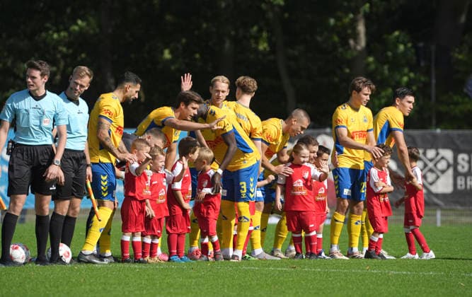 Foto : die Atlas Spieler begrssen den Nachwuchs und die Zuschauer Fussball Regionalliga Nord, 10. Spieltag am So. 20.09.2026 Atlas Delmenhorst - ETV Eimsbüttel