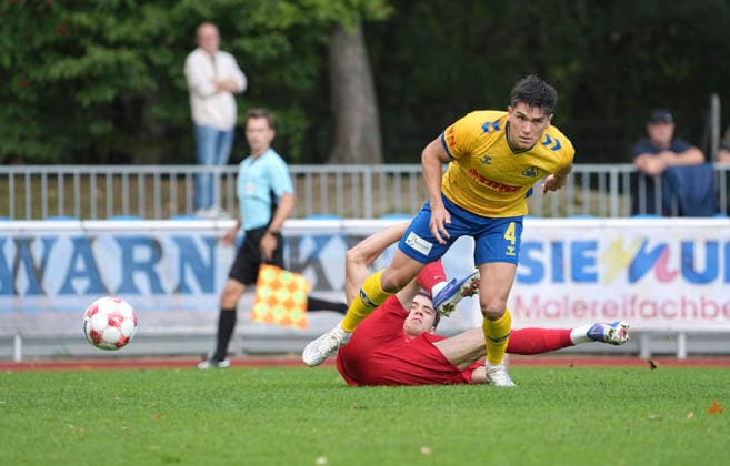 Foto : Alejo Sanchez Romero ( Atlas ) gegen Toralf Wilhelm HENSE ( ETV ) Fussball Regionalliga Nord, 10. Spieltag am So. 20.09.2026 Atlas Delmenhorst - ETV Eimsbüttel
