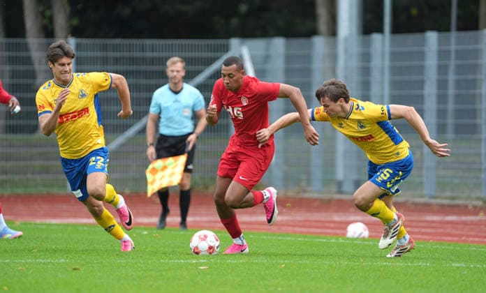 Foto : Jon Willem PAULI ( ETV ) ist schneller als Niklas TEPE ( Atlas , rechts ) und Yehya ALALAMI ( Atlas , 27 )9 Fussball Regionalliga Nord, 10. Spieltag am So. 20.09.2026 Atlas Delmenhorst - ETV Eimsbüttel