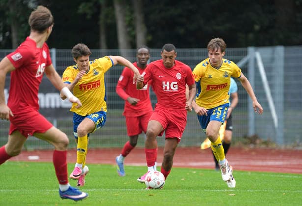 Foto : Jon Willem PAULI ( ETV ) ist schneller als Niklas TEPE ( Atlas , rechts ) und Yehya ALALAMI ( Atlas , 27 )9 Fussball Regionalliga Nord, 10. Spieltag am So. 20.09.2026 Atlas Delmenhorst - ETV Eimsbüttel