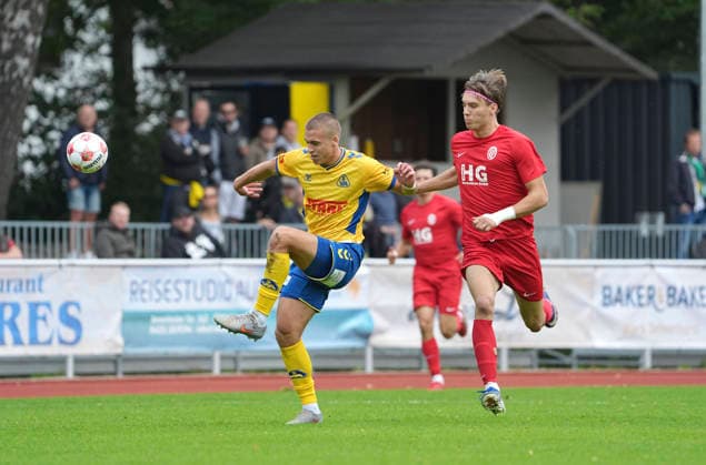 Foto : Yegor MELENIVSKSYI ( Atlas , links ) gegen Toralf Wilhelm HENSE ( ETV ) Fussball Regionalliga Nord, 10. Spieltag am So. 20.09.2026 Atlas Delmenhorst - ETV Eimsbüttel