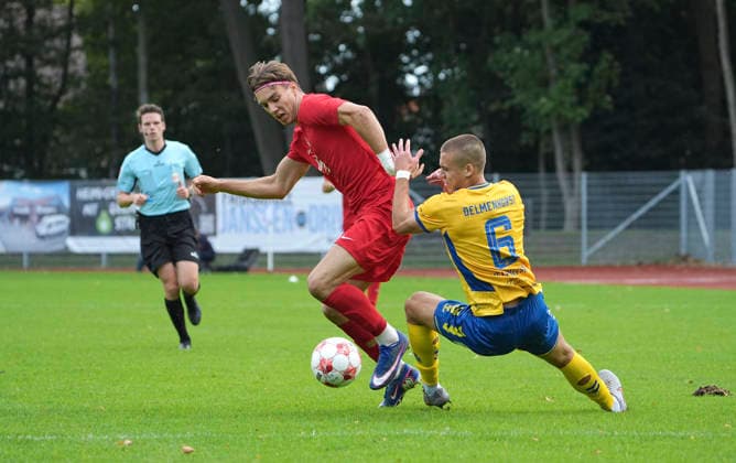 Foto : Yegor MELENIVSKSYI ( Atlas ) kommt zu spät gegen Toralf Wilhelm HENSE ( ETV ) Fussball Regionalliga Nord, 10. Spieltag am So. 20.09.2026 Atlas Delmenhorst - ETV Eimsbüttel
