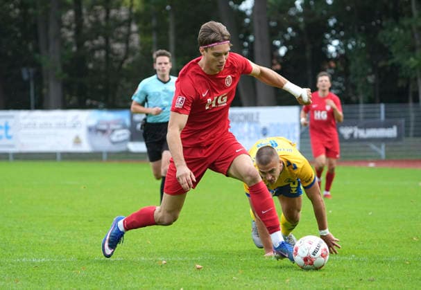 Foto : Yegor MELENIVSKSYI ( Atlas ) kommt zu spät gegen Toralf Wilhelm HENSE ( ETV ) Fussball Regionalliga Nord, 10. Spieltag am So. 20.09.2026 Atlas Delmenhorst - ETV Eimsbüttel