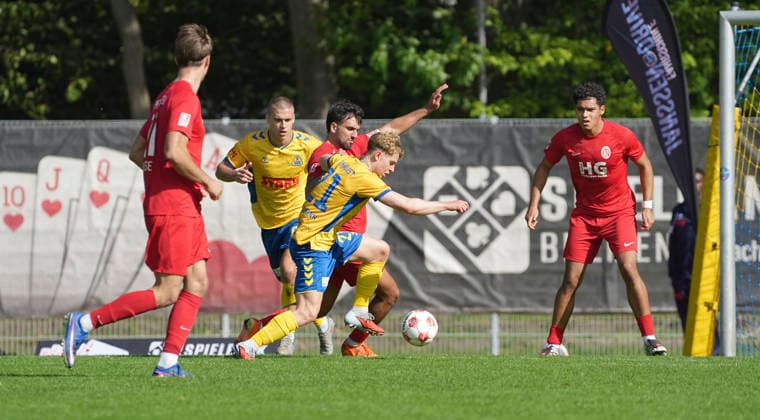 Foto : Max HERRMANN ( Atlas ) gegen Bamo Mohamed KARIM ( ETV ) Fussball Regionalliga Nord, 10. Spieltag am So. 20.09.2026 Atlas Delmenhorst - ETV Eimsbüttel