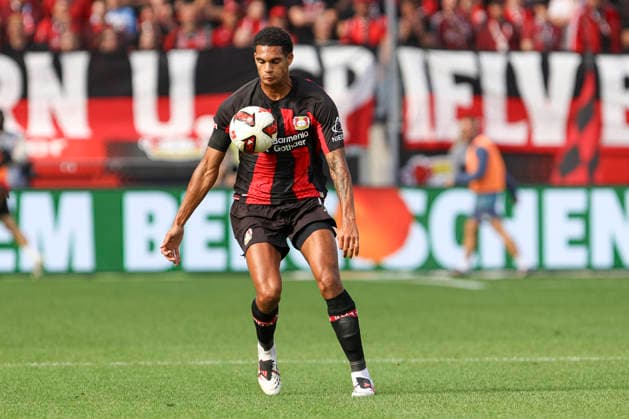 Jarell Quansah (Bayer 04 Leverkusen) in Aktion, am Ball, Einzelaktion waehrend des Spiels der 1. Bundesliga zwischen Bayer 04 Leverkusen und RB Leipzig, BayArena am 20. September 2026 in Leverkusen, Deutschland. (Foto von Oliver Kaelke DeFodi Images) +++ Jarell Quansah (Bayer 04 Leverkusen) controls the ball during the Bundesliga match between Bayer 04 Leverkusen and RB Leipzig at BayArena on September 20, 2026 in Leverkusen, Germany. (Photo by Oliver Kaelke DeFodi Images) DFB DFL REGULATIONS PROHIBIT ANY USE OF PHOTOGRAPHS AS IMAGE SEQUENCES AND OR QUASI-VIDEO. (Photo by Oliver Kaelke DeFodi Images) -