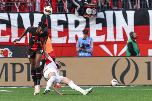 Edmond Tapsoba (Bayer 04 Leverkusen) und Romulo (RB Leipzig) im Zweikampf waehrend des Spiels der 1. Bundesliga zwischen Bayer 04 Leverkusen und RB Leipzig, BayArena am 20. September 2026 in Leverkusen, Deutschland. (Foto von Oliver Kaelke DeFodi Images) +++ Edmond Tapsoba (Bayer 04 Leverkusen) und Romulo (RB Leipzig) battle for the ball during the Bundesliga match between Bayer 04 Leverkusen and RB Leipzig at BayArena on September 20, 2026 in Leverkusen, Germany. (Photo by Oliver Kaelke DeFodi Images) DFB DFL REGULATIONS PROHIBIT ANY USE OF PHOTOGRAPHS AS IMAGE SEQUENCES AND OR QUASI-VIDEO. (Photo by Oliver Kaelke DeFodi Images) -