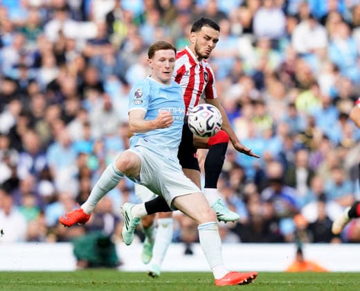 Manchester, England, 20th September 2026. Elliot Anderson of Manchester City tussles with Enzo Le Fee of Sunderland during the Manchester City vs Sunderland Premier League match at the Etihad Stadium, Manchester. Picture credit should read: Andrew Yates Sportimage EDITORIAL USE ONLY. No use with unauthorised audio, video, data, fixture lists, club league logos or live services. Online in-match use limited to 120 images, no video emulation. No use in betting, games or single club league player publications. SPI_067_AY_ManCity_Sunderland SPI-5012-0066
